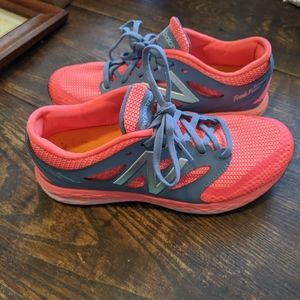 New balance tennis shoes